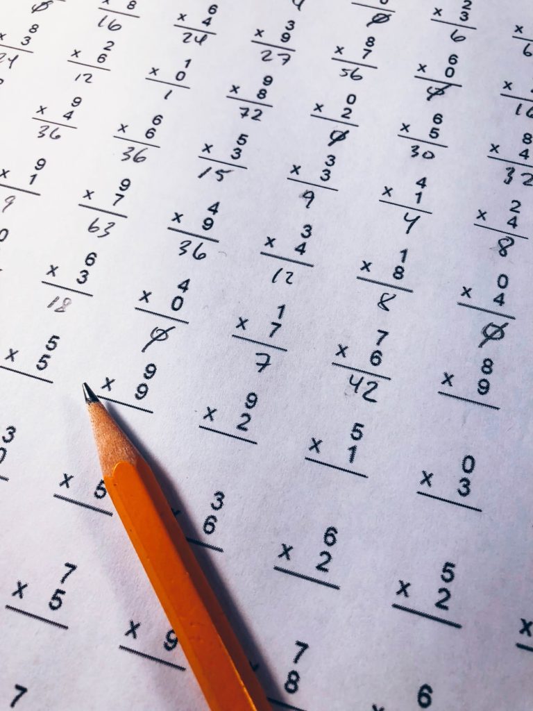 方程式の紙に茶色の鉛筆
