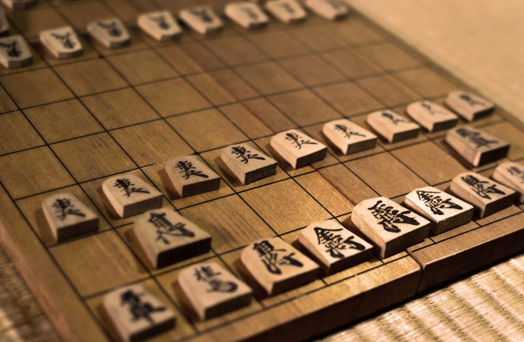 「古い折りたたみの将棋盤」の写真